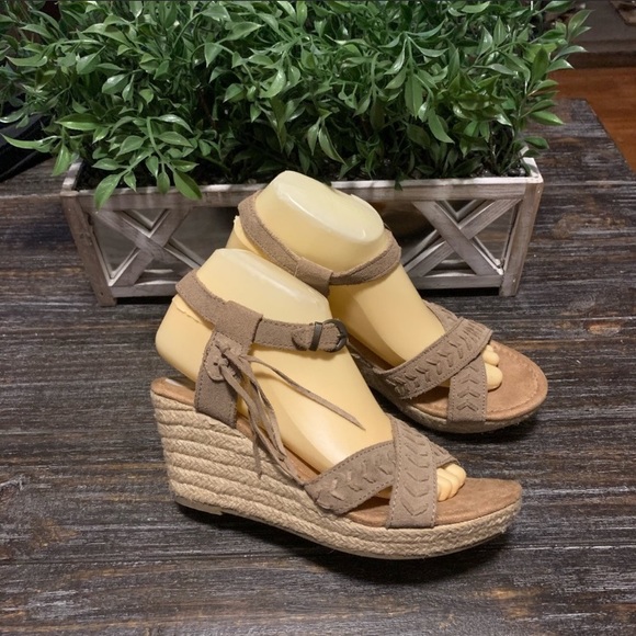 minnetonka wedge heels